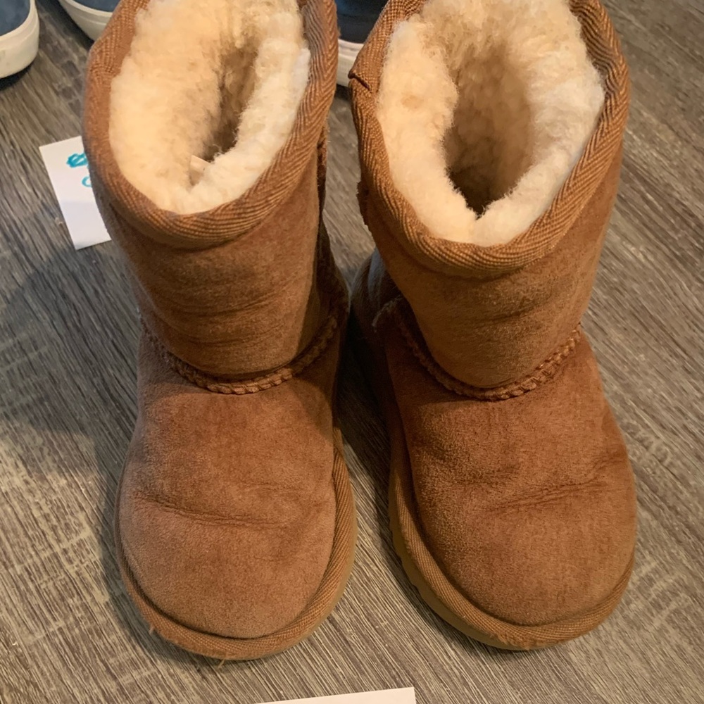 Authentic toddler ugg boots.  Good condition Sz 7